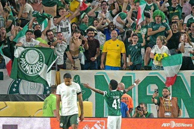 에스테방(41번)이 5일 오전 10시(한국시간) 미국 펜실베니아주 필라델피아의 링컨 파이낸셜 필드에서 열린 2025 국제축구연맹(FIFA) 클럽월드컵 8강 첼시전 동점골을 넣고 세리머니하고 있다. /AFPBBNews=뉴스1