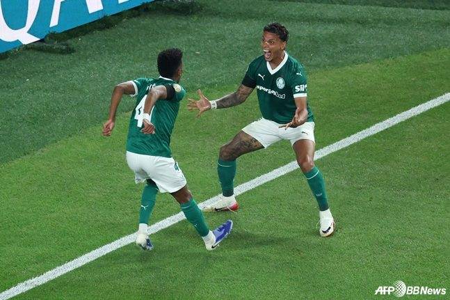 5일 오전 10시(한국시간) 미국 펜실베니아주 필라델피아의 링컨 파이낸셜 필드에서 열린 2025 국제축구연맹(FIFA) 클럽월드컵 8강 경기 중 파우메이라스 선수들이 득점에 기뻐하고 있다. /AFPBBNews=뉴스1