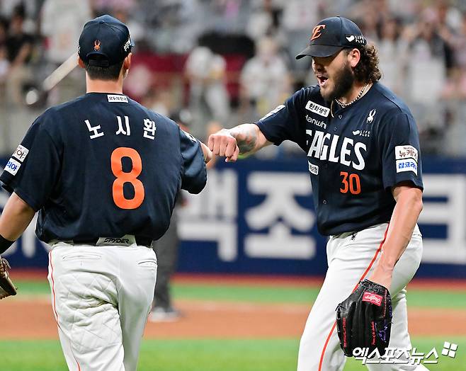 4일 오후 서울 구로구 고척스카이돔에서 열린 '2025 신한 SOL Bank KBO리그' 한화 이글스와 키움 히어로즈의 경기, 5회말 무사 1루 한화 폰세가 전태현을 병살타로 처리한 후 노시환과 함께 기뻐하고 있다. 고척, 김한준 기자