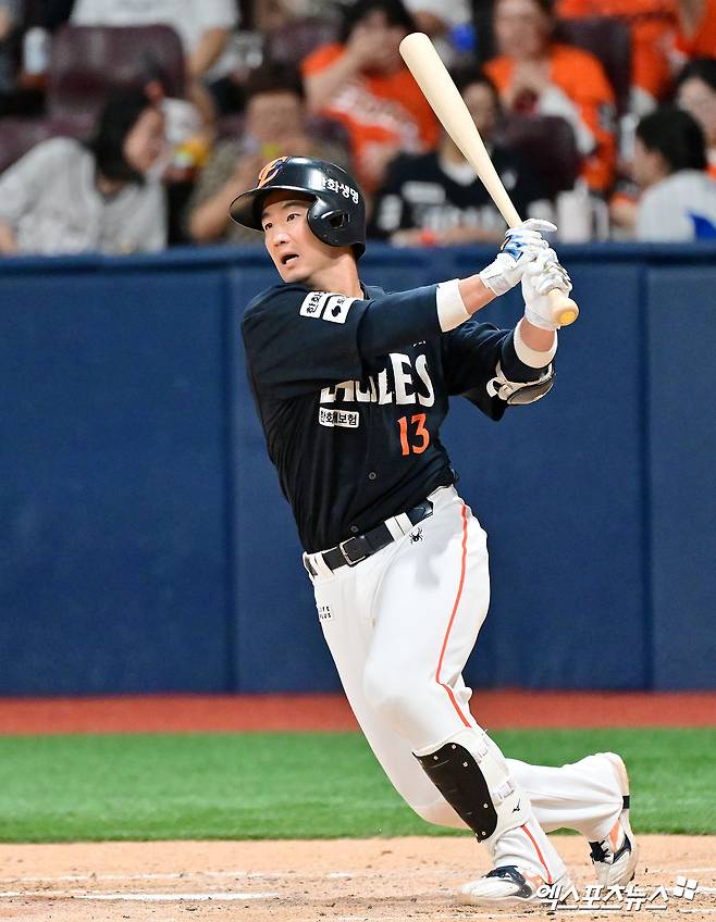 한화 이글스 포수 최재훈이 5일 서울 고척스카이돔에서 열린 2025 신한 SOL Bank KBO리그 키움 히어로즈와의 팀 간 9차전에서 4회초 1타점 적시타를 기록했다. 사진 김한준 기자