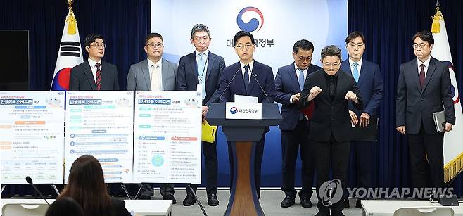 민생회복 소비쿠폰 1차 지급은 7월 21일부터 (서울=연합뉴스) 김도훈 기자 = 김민재 행정안전부장관 직무대행이 5일 정부서울청사 브리핑룸에서 민생회복 소비쿠폰 1차 지급계획을 발표하고 있다.
정부는 7월 21일부터 9월 12일까지 1차로 전 국민에 최소 15만에서 최대 45만원 상당의 소비쿠폰을 지급 후 소득 선별 절차를 거쳐 9월 22일부터 국민의 90%에 10만원을 추가로 지급할 예정이다. 2025.7.5 superdoo82@yna.co.kr