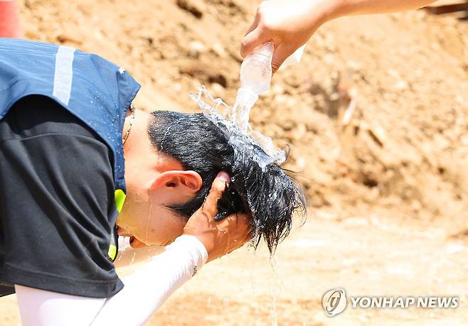 '뜨겁다, 뜨거워' (대구=연합뉴스) 박세진 기자 = 2일 대구 중구 한 건설현장에서 작업자가 냉수를 머리에 끼얹으며 무더위를 식히고 있다. 2025.7.2 psjpsj@yna.co.kr