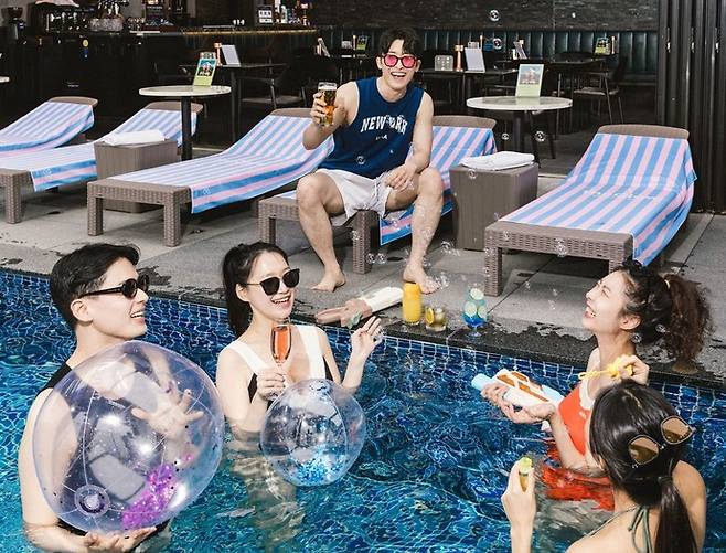 한낮 최고 30도가 넘는 불볕 더위가 연일 기승을 부리며 경기도 호텔들이 올해 여름 '호캉스 성지'로 거듭나기 위한 각종 프로모션에 나선 가운데 사진은 포포인츠 바이 쉐라톤 수원의 최고층 야외 수영장에서 방문객들이 피서를 즐기는 모습. 사진=포포인츠 바이 쉐라톤 수원