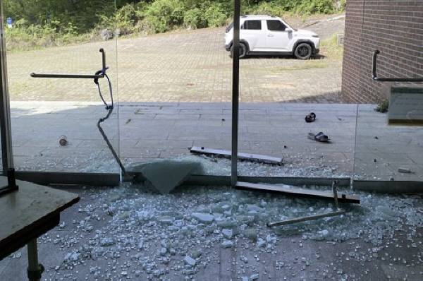 한국국제대에서 최근 기물 파손·무단침입 등의 흔적이 발견되고 있다. 사진은 교내 유리문이 파손된 모습. / 한국국제대 비대위