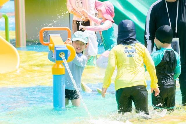 지난 3일 문을 연 구미시 사곡 물꽃공원에서 아이들이 물총놀이를 하고 있다. 구미시 제공