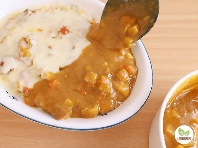 카레를 더하는 모습