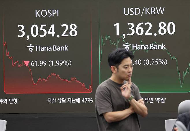 4일 서울 중구 하나은행 딜링룸에서 한 딜러가 생각에 잠겨있다.(사진=연합뉴스)