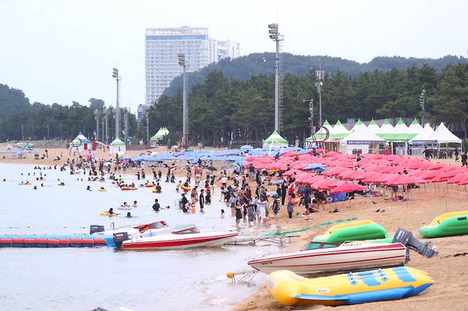 4일 강원 속초 해수욕장을 찾은 피서객들이 물놀이하고 있다. (사진=연합뉴스)