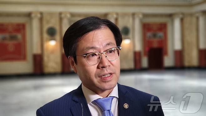 도널드 트럼프 미국 행정부가 무역 상대국에 부과한 상호관세의 유예 기간 종료(7월 9일)가 나흘 앞으로 다가온 5일(현지시간), 여한구 산업통상자원부 통상교섭본부장이 미국 워싱턴DC 유니온스테이션에서 기자들과 만나 질문에 답하고 있다. 2025.07.05 ⓒ News1 류정민 특파원