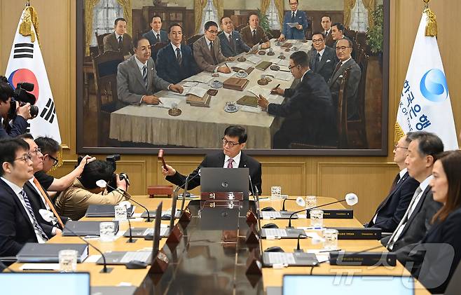 이창용 한국은행 총재가 지난 5월 29일 금융통화위원회를 주재하며 의사봉을 두드리고 있다. (자료사진) /뉴스1