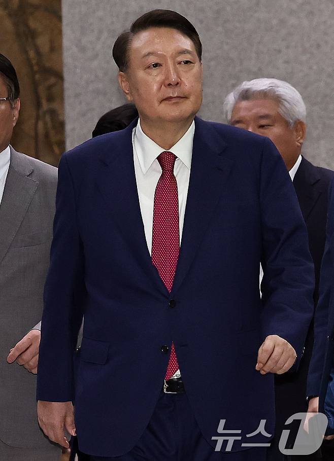 윤석열 전 대통령이 5일 오후 서초구 서울고등검찰청에서 내란특검 2차 대면조사를 받은 뒤 청사를 나서고 있다. 2025.7.6/뉴스1 ⓒ News1 구윤성 기자