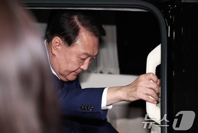 윤석열 전 대통령이 5일 오후 서초구 서울고등검찰청에서 내란특검 2차 대면조사를 받은 뒤 차량에 올라타고 있다. 2025.7.5/뉴스1 ⓒ News1 구윤성 기자