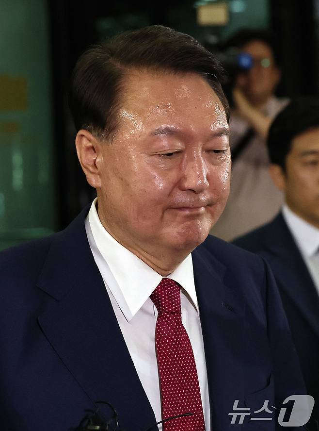 윤석열 전 대통령이 5일 오후 서초구 서울고등검찰청에서 내란특검 2차 대면조사를 받은 뒤 청사를 나서고 있다. 2025.7.6/뉴스1 ⓒ News1 구윤성 기자