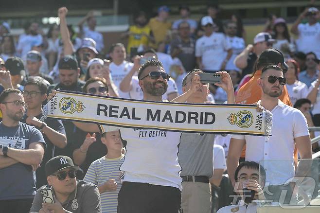 레알 마드리드를 응원하는 팬. ⓒ AFP=뉴스1
