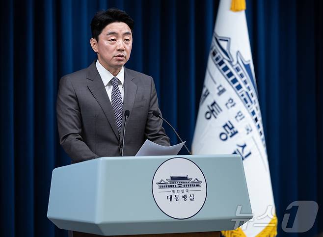 강훈식 대통령 비서실장이 29일 서울 용산구 대통령실 청사에서 기획재정부·교육부·산업통상자원부·법무부·행정안전부·보건복지부 등 6개 부처 장관 인사 관련 브리핑을 하고 있다. 초대 경제부총리 겸 기획재정부 장관 후보자로는 구윤철 전 국무조정실장이 임명됐다. 사회부총리 겸 교육부 장관에는 이진숙 전 충남대 총장이 발탁됐다. 초대 법무부 장관 후보자로는 5선의 정성호 더불어민주당 의원을 지명했다. 검찰 수사권 조정 과정에서 사법개혁을 뒷받침할 행안부 장관직에는 윤호중 민주당 의원이 발탁됐다. 산업통상자원부 장관 후보자에는 기재부 출신의 김정관 두산에너지빌리티 사장이 기용됐다. 복건복지부 장관 후보자로는 정은경 전 질병관리청장이 지명됐다. 2025.6.29/뉴스1 ⓒ News1 이재명 기자