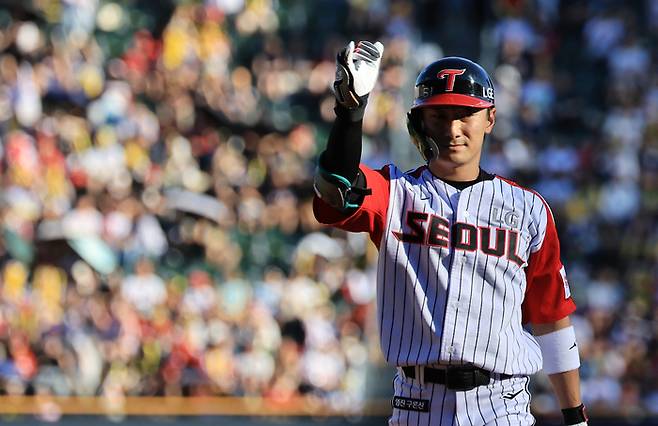 LG 신민재가 29일 서울 잠실구장에서 열린 2025 KBO리그 정규시즌 KIA전 3회말 타점을 기록하고 세리머니를 하고 있다. 사진 | 연합뉴스