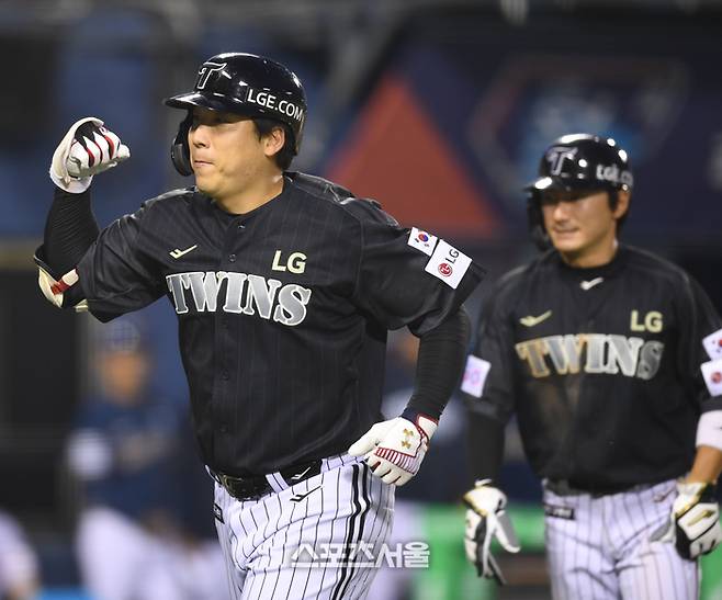 LG 김현수가 17일 서울 잠실구장에서 열린 2025 KBO리그 NC와 경기 5회말 1사1루 우월홈런을 날린 후 오스틴과 하이파이브를 하고 있다. 잠실 | 최승섭기자 thunder@sportsseoul.com