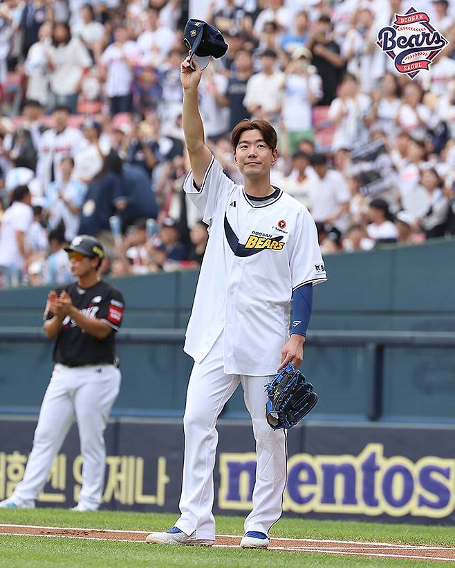 두산 김재호가 6일 서울 잠실구장에서 열린 2025 KBO리그 KT전 1회초 교체로 그라운드를 나가며 관중들에게 인사하고 있다. 사진 | 두산 베어스