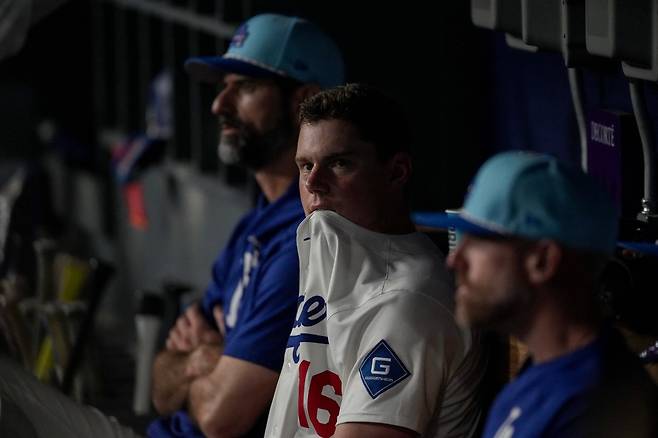 LA 다저스 포수 윌 스미스(가운데)가 팀의 대패에 인상을 쓰고 있다. AFP연합뉴스