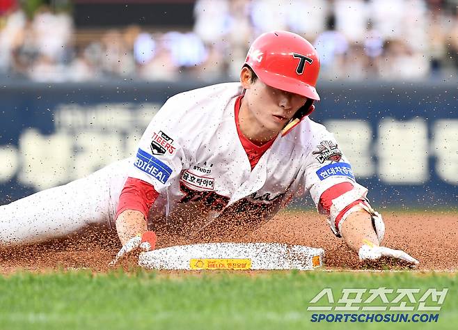 4일 광주 기아 챔피언스필드에서 열린 롯데-KIA전. 3회말 무사 김호령이 3루타를 친 후 베이스에 슬라이딩하고 있다. 광주=정재근 기자 cjg@sportschosun.com/2025.7.4/