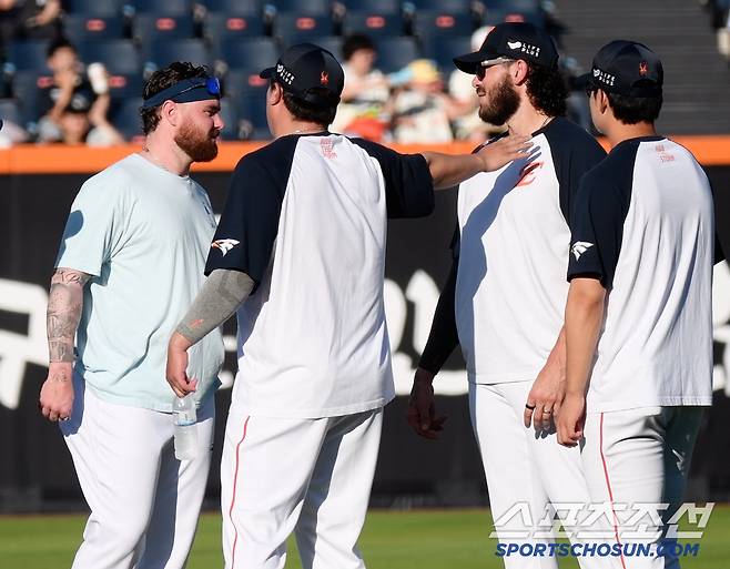 1일 대전 한화생명볼파크. 로건 류현진 폰세 문동주가 반갑게 인사하고 있다. 대전=정재근 기자 cjg@sportschosun.com/2025.7.2/