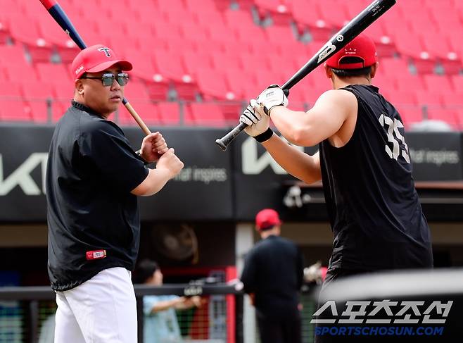 이 감독의 레슨은 훈련 시간 내내 이어졌다.
