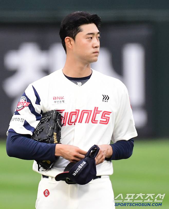 1회 투구 도중 피치컴 장비를 체크하는 윤성빈.