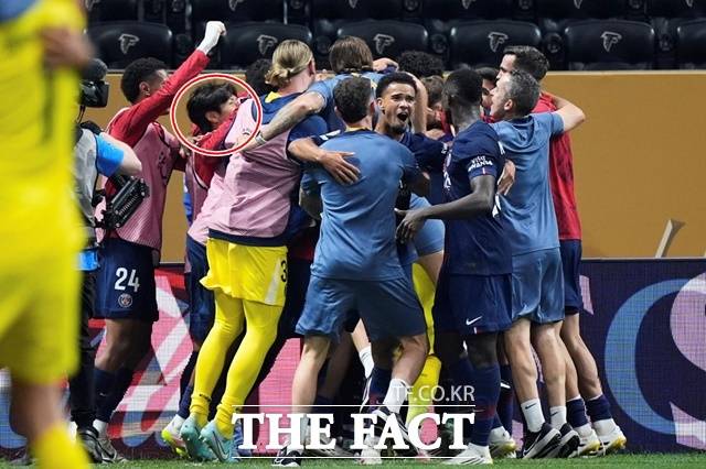 PSG의 이강인(붉은 원)이 6일 바이에른 뮌헨과 2025 FIFA 클럽 월드컵 8강전에서 후반 2명의 선수가 퇴장당하는 악조건 속에서 2-0 승리를 거두자 선수들과 함께 기뻐하고 있다./애틀랜타=AP.뉴시스
