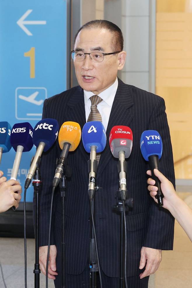 위성락 국가안보실장이 방미 일정을 위해 6일 인천국제공항을 통해 미국 워싱턴DC로 출국하기 앞서 취재진의 질문에 답하고 있다. 연합뉴스