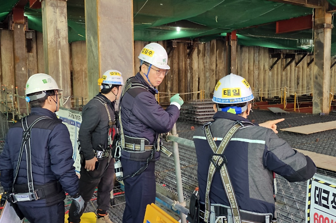김경수 태일씨앤티 대표가 공사 현장에서 고위험작업에 대한 개선사항이 잘 이행되고 있는지 점검하고 있다. 메인비즈협회