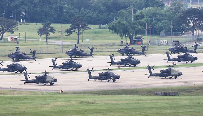 지난 5월 경기도 평택시 캠프 험프리스에 주한미군 아파치 헬기가 대기하고 있다. /연합뉴스