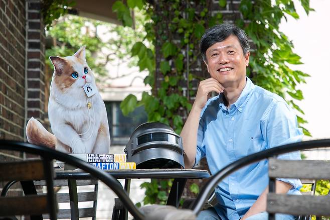 장병규 의장 집무실은 크래프톤 본사 밖에 있다. 일반 주택을 개조한 집무실에서 만난 장병규는 "정치인들이 외치는 민생은 한국 산업의 글로벌 경쟁력에 달려 있다"고 말했다. 왼쪽 고양이는 신작 '인조이' 캐릭터. '배틀 그라운드' 전투모와 크래프톤 웨이' 1, 2권도 보인다. /장련성 기자