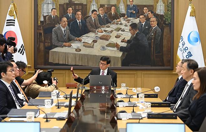 이창용 한국은행 총재가 지난 5월 29일 금융통화위원회를 주재하며 의사봉을 두드리고 있다. /뉴스1