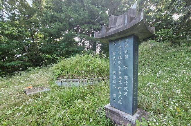 가덕면 인차리 뒷산에 조성된 예관 신규식과 부인 조씨 합장묘. 부인 조씨의 유해를 모시고 예관을 합장(가묘)한 곳으로, 예관의 유해는 국립 서울현충원에 안장됐다.