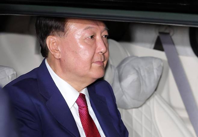 윤석열 전 대통령이 5일 오후 서울 서초구 서울고등검찰청에 마련된 내란특검 사무실에서 2차 대면 조사를 마친 뒤 귀가하고 있다. 2025.07.06 뉴시스