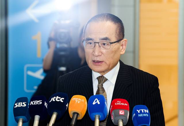 위성락 대통령실 국가안보실장이 방미 일정을 위해 6일 인천국제공항을 통해 미국 워싱턴DC로 출국하기 앞서 취재진의 질문에 답하고 있다. 연합뉴스.