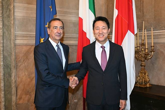 오세훈 서울시장(오른쪽)이 4일 주세페 살라 밀라노시장과 인사하고 있다. 사진=서울시 제공