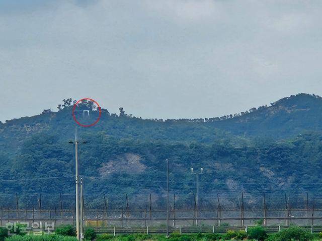 2일 오후 인천 강화군 송해면 당산리에서 바라본 북한 황해북도 개풍군 야산에 설치된 북한 대남 방송 스피커(빨간색 원). 오세운 기자