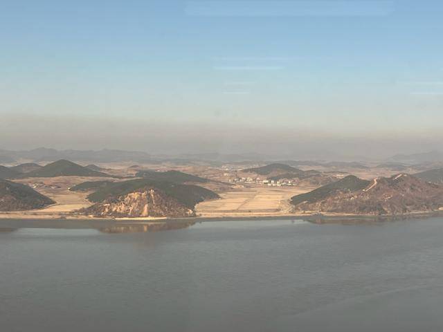 2일 경기 김포시 애기봉 전망대에서 바라본 한강하구 중립수역과 북한의 모습. 정면 대지 뒤로 보이는 곳은 해물마을로 최근 강제 이주된 주민 수백 명이 살고 있는 것으로 파악된다. 해병대 제공