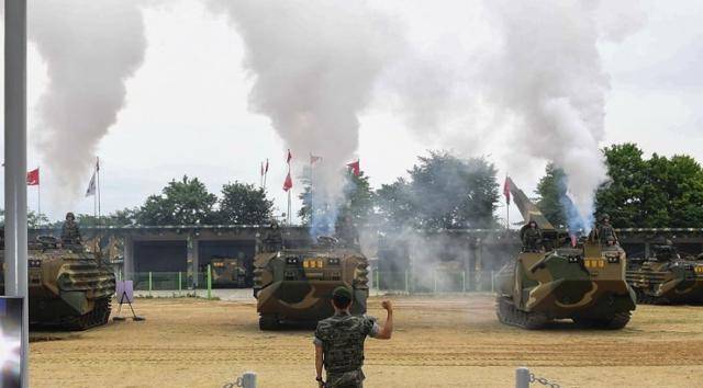 2일 김포 해병대 2사단 상륙장갑차대대에서 한국형 상륙돌격장갑차(KAAV)가 연막을 형성하는 시범을 보이고 있다. 해병대 제공