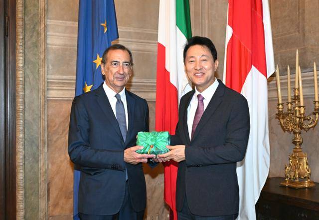 오세훈 서울시장이 4일 이탈리아 밀라노 시청에서 주세페 살라 밀라노 시장에게 기념품을 전달하고 있다. 서울시 제공