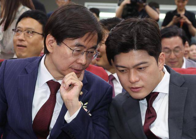 김용태(오른쪽) 국민의힘 비상대책위원장과 조경태 의원이 6월 19일 국회 의원회관에서 열린 '체코 원전수주의 의미와 우리 원전 산업계의 나아갈 방향' 정책토론회에서 대화를 하고 있다. 뉴시스