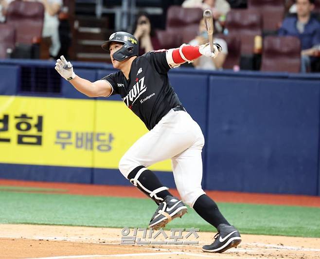 25일 오후 서울 고척스카이돔에서 열린 2025 프로야구 KT 와 키움 경기. KT 황재균이 3회 1사 1,2루서 1타점 적시타를 날리고 있다. 고척=정시종 기자 capa@edaily.co.kr /2025.05.25.