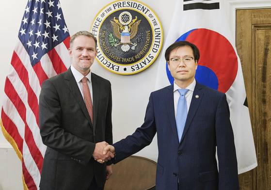 여한구 산업통상자원부 통상교섭본부장이 5일(현지시간) 미국 워싱턴 DC 미국무역대표부(USTR)에서 제이미슨 그리어 USTR 대표와 악수하고 있다. 사진 산업통상자원부