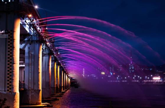 4일부터 서울 대표 명소인 남산서울타워와 세빛섬, 반포대교가 블랙핑크를 상징하는 핑크빛 조명으로 물들었다. 사진 YG엔터테인먼트