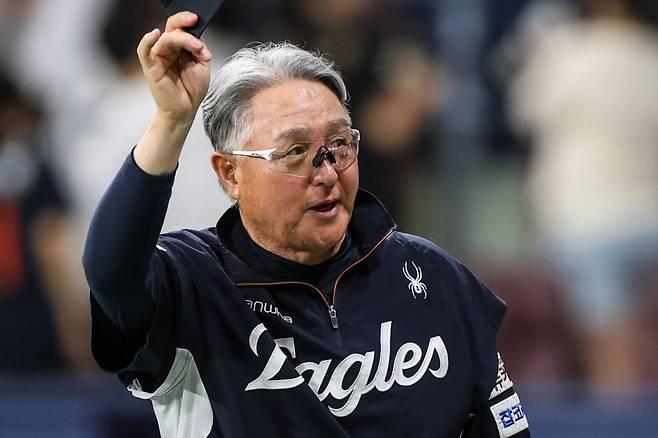 6일 경기에서 승리하며 33년 만에 전반기 1위를 확정한 한화 이글스 김경문 감독이 팬들에게 인사하고 있다. / 사진=한화 이글스 제공