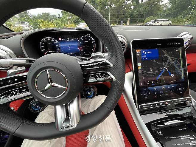 ‘메르세데스-AMG SL 43’의 내부 모습. 12.3인치 디지털 계기판과 11.9인치 센터 디스플레이가 보인다. 센터 디스플레이는 운전자 시야각에 따라 최대 40도까지 조절할 수 있다. 권재현 선임기자