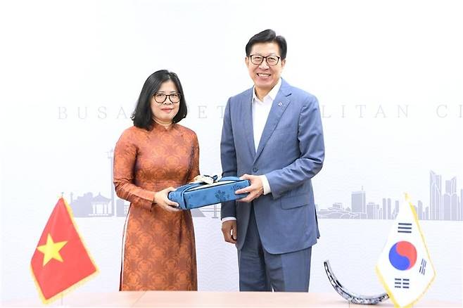 도안 프엉 란 주부산 베트남 총영사와 박형준 부산시장. 부산시 제공