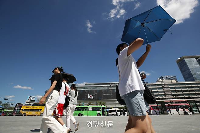 양산을 쓴 시민이 지난해 8월30일 서울 종로구 광화문광장 인근을 걸어가고 있다. 권도현 기자
