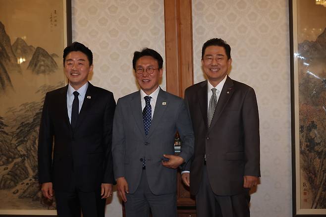 6일 서울 삼청동 총리공관에서 열린 제1차 고위당정협의회에서 김병기 더불어민주당 대표 직무대행 겸 원내대표(오른쪽부터), 김민석 국무총리, 강훈식 대통령비서실장이 기념촬영을 하고 있다. 사진공동취재단